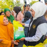 Ratusan Warga Gresik Serbu Pasar Murah Besutan Gubernur Khofifah