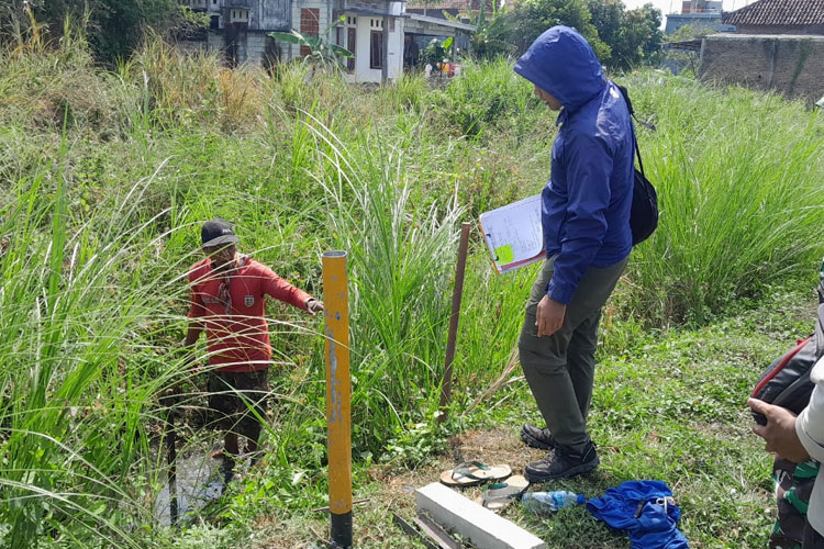 Lokasi sawah yang rusak karena timbunan tanah kerukan sungai. (Foto: Agus Sunarko/TIMESIndonesia)