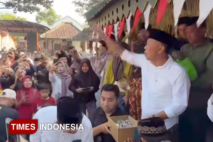 Makna Sebar Koin pada Tradisi Maulidan di Ponorogo