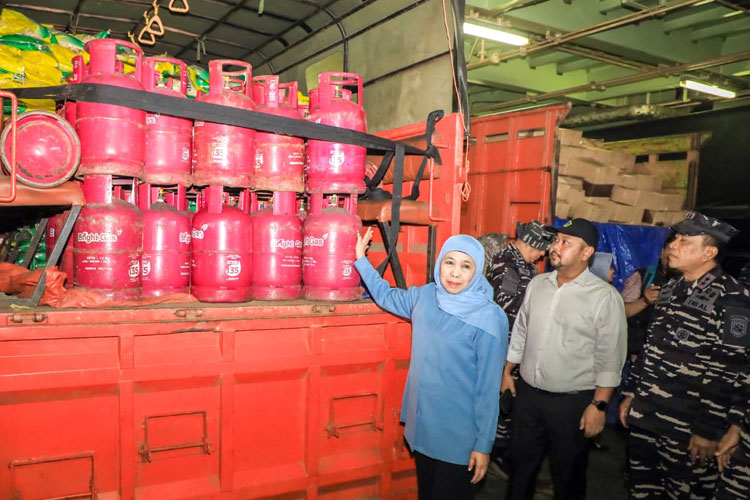 Gubernur Khofifah Kirim Bantuan Logistik ke Pulau Bawean dengan KRI Surabaya 591