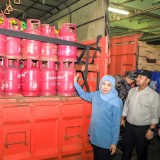Gubernur Khofifah Kirim Bantuan Logistik ke Pulau Bawean dengan KRI Surabaya 591