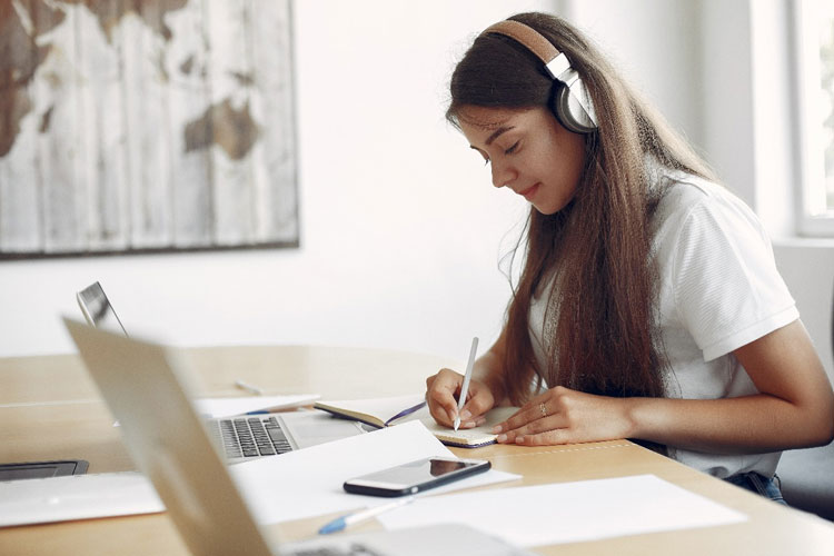 Belajar Sambil Mendengarkan Musik, Efektif atau Justru Mengganggu Fokus?