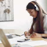 Belajar Sambil Mendengarkan Musik, Efektif atau Justru Mengganggu Fokus?