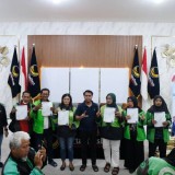 Lita Machfud Arifin Salurkan Beasiswa PIP untuk Anak Driver Ojol di Surabaya