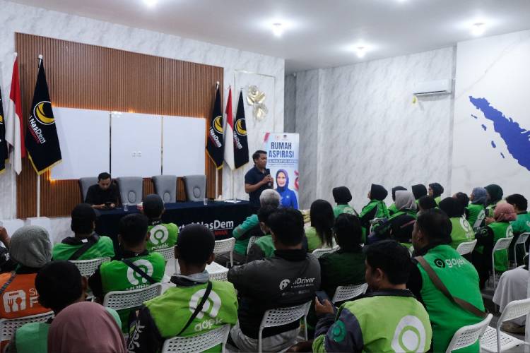 Lita-Machfud-Arifin-Salurkan-Beasiswa-PIP-untuk-Anak-Driver-Ojol-di-Surabaya-b.jpg