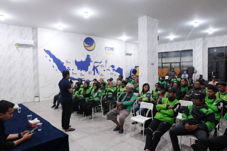 Lita-Machfud-Arifin-Salurkan-Beasiswa-PIP-untuk-Anak-Driver-Ojol-di-Surabaya-c.jpg