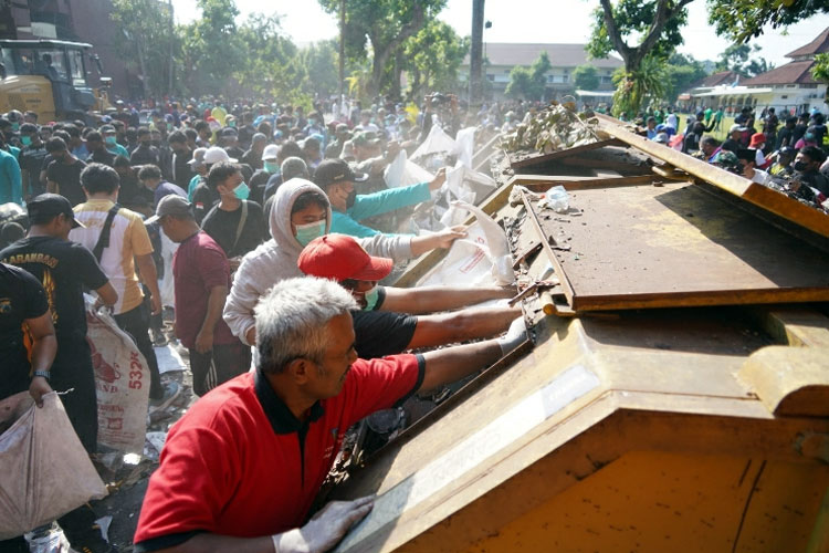 Masyarakat Kabupaten Kediri Bahu-membahu Bersihkan Kompleks Pemkab Kediri