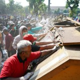 Masyarakat Kabupaten Kediri Bahu-membahu Bersihkan Kompleks Pemkab Kediri