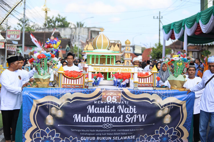 Ribuan Telur Hias Semarakkan Tradisi Endhog-endhogan Maulid Nabi di Banyuwangi