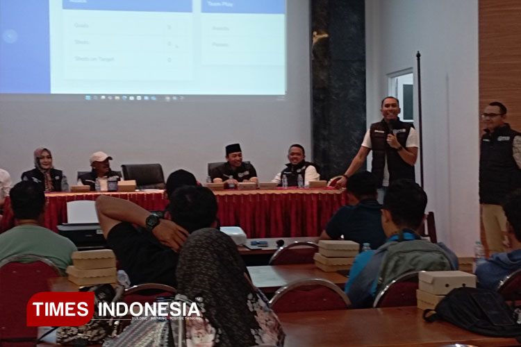 Penjelasan Exco Askab PSSI Kabupaten Malang saat technical meeting dan drawimg tim Piala Kapolres Cup 2025, Jum'at (5/9/2025). (Foto: Amin/TIMES Indonesia)