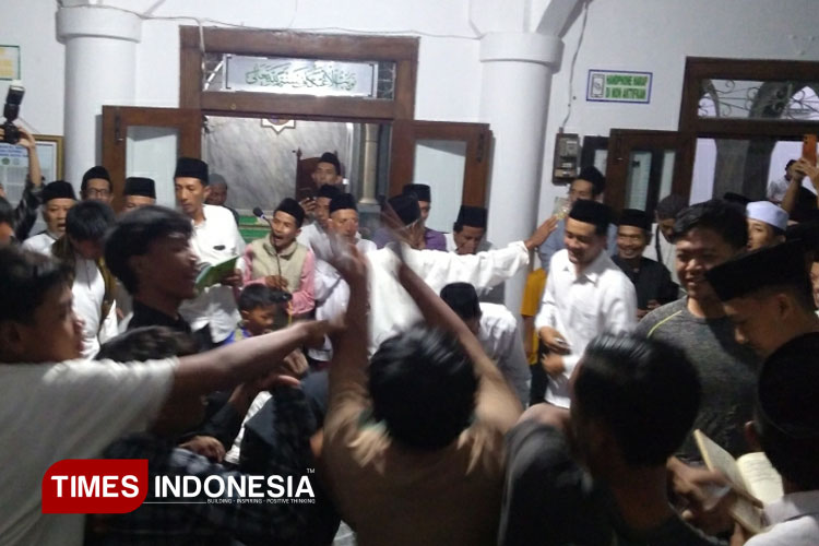 Tradisi Lempar Koin di Masjid Wakaf Jamsaren Kediri, Syiar Maulid Nabi yang Penuh Makna