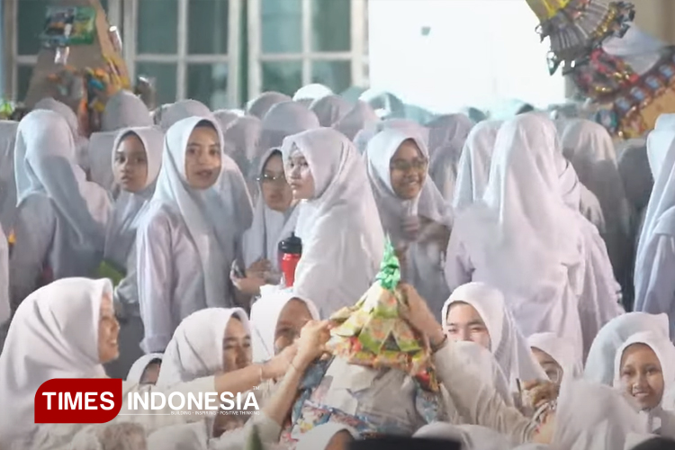 Tradisi Rebut Gunungan Meriahkan Maulid Nabi di Pondok Tremas Pacitan