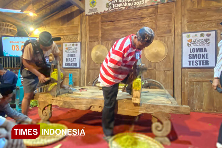 Festival Tembakau 2025: Pengrajin Adu Merajang di Alun-alun Bondowoso