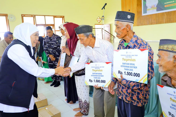 Gubernur Khofifah Serahkan Bantuan Kemanusiaan untuk Masyarakat Bawean