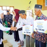 Gubernur Khofifah Serahkan Bantuan Kemanusiaan untuk Masyarakat Bawean