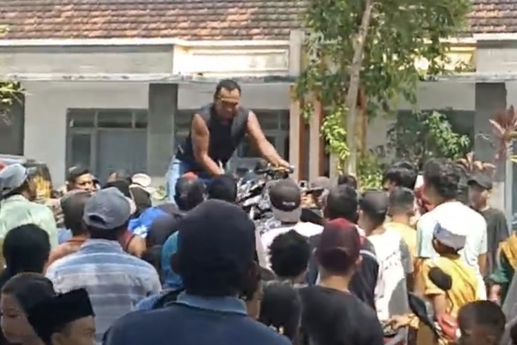 Gagal Bawa Kabur Kalung Emas 20 Gram, Jambret di Probolinggo Dihajar Massa
