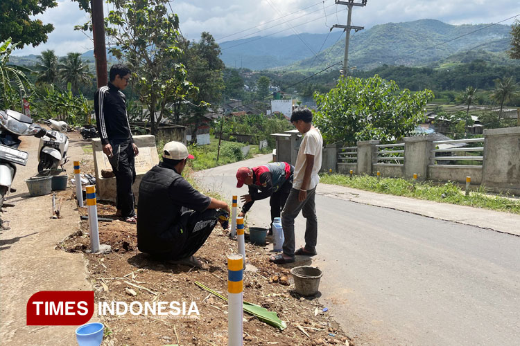 Jalan Lebih Aman, KKN UIN Bandung Pasang Reflektor ke Situs Cagar Budaya