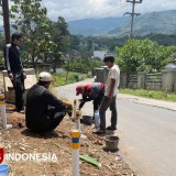 Jalan Lebih Aman, KKN UIN Bandung Pasang Reflektor ke Situs Cagar Budaya