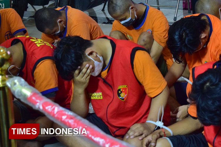 Para pelaku pengrusakan, pembakaran Gedung Negara Grahadi dan pos polisi di Surabaya, Sabtu (6/9/2025).(Foto : Hamida Soetadji/TIMES Indonesia)