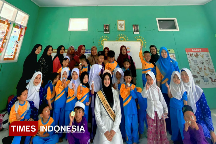 Puteri Muslimah Nusantara Jawa Barat 2025 Ajak Anak PAUD Banceuy Belajar Karakter Lewat Mewarnai
