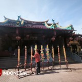 Sembahyang Arwah dan Wayang Potehi Warnai Perayaan di Sumber Naga Probolinggo