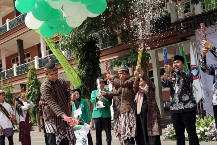 PKKMB 2025 Unira Malang, Rektor: Jadilah Mahasiswa Berakhlak Mengawal Demokrasi