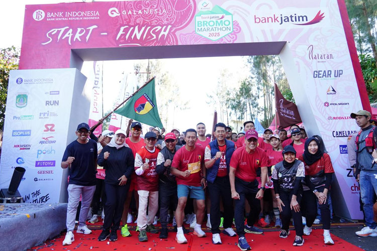 Bromo Marathon 2025, Bank Jatim Launching QRIS Crossborder dan Branding Jeep Bromo