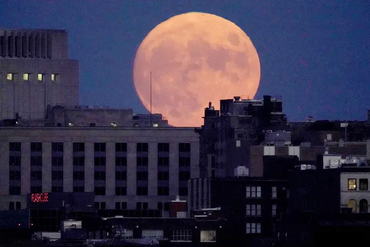 Malam ini! Fenomena Harvest Blood Moon Hiasi Langit Indonesia