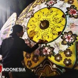 Empat Seniman Lelang Payung Geulis Raksasa Demi Lestarikan Bambu dan Lingkungan Tasikmalaya