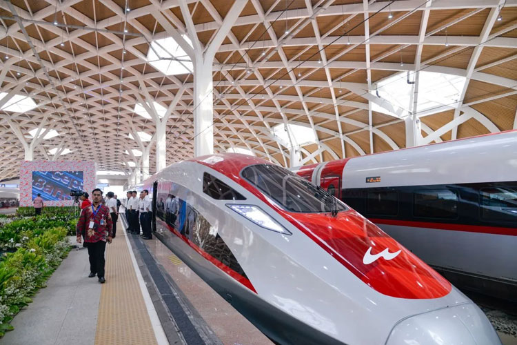 Kereta Cepat Whoosh Jakarta - Bandung menjadi atraksi wisata yang wajib dicoba oleh wisatawan asing yang datang ke Indonesia. (Foto: Antaranews)