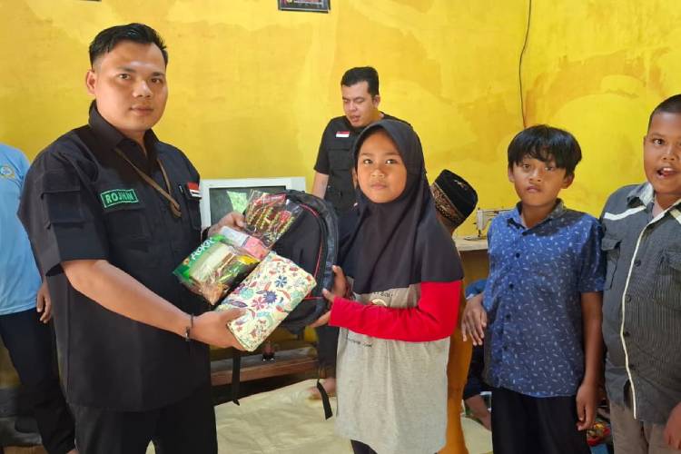 LSM KSB dan Bhabinkamtibmas Salurkan Bantuan Pendidikan untuk Anak Desa Kalikuning Pacitan
