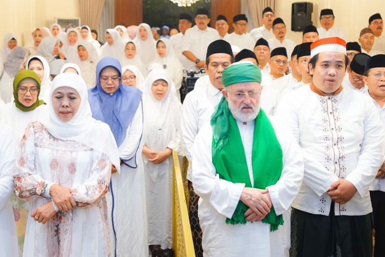 Gubernur Khofifah Peringati Maulid Nabi, Kaji Kitab Mutiara Syekh Abdul Qadir Jailani