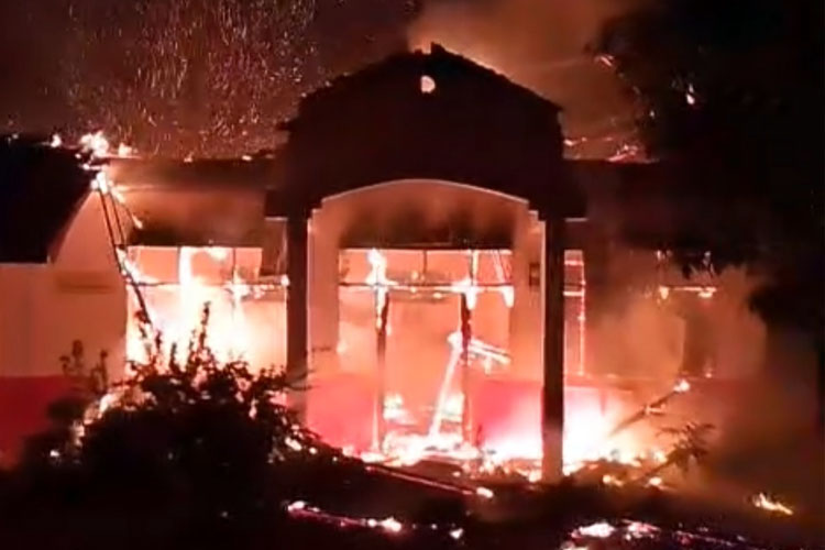SDN Cibeber 1 di Cianjur terbakar. (FOTO: Tangkapan layar video amatir warga)