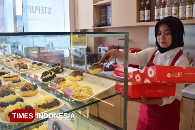 StepUp Donat Surabaya Manjakan Konsumen dengan Pilihan Hias Topping Sendiri