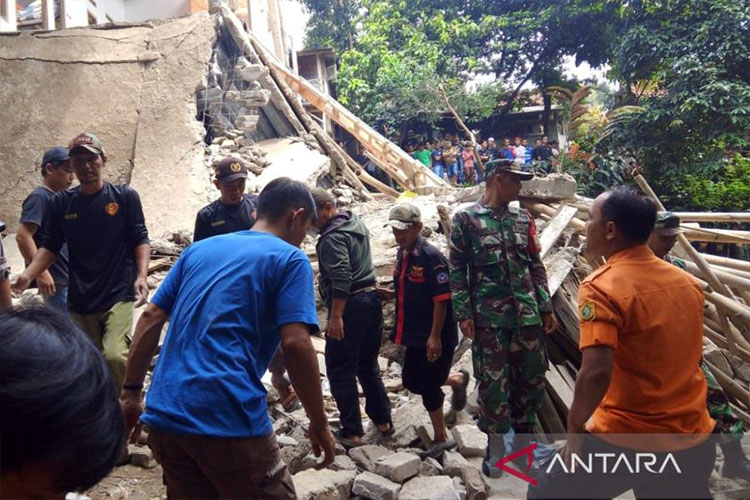 Tim gabungan melakukan evakuasi di Kampung Ciapus Kompas, Desa Sukamakmur, Kecamatan Ciomas, Kabupaten Bogor, Jawa Barat, Minggu (7/9/2025). (Foto: ANTARA/HO-BPBD Kabupaten Bogor)