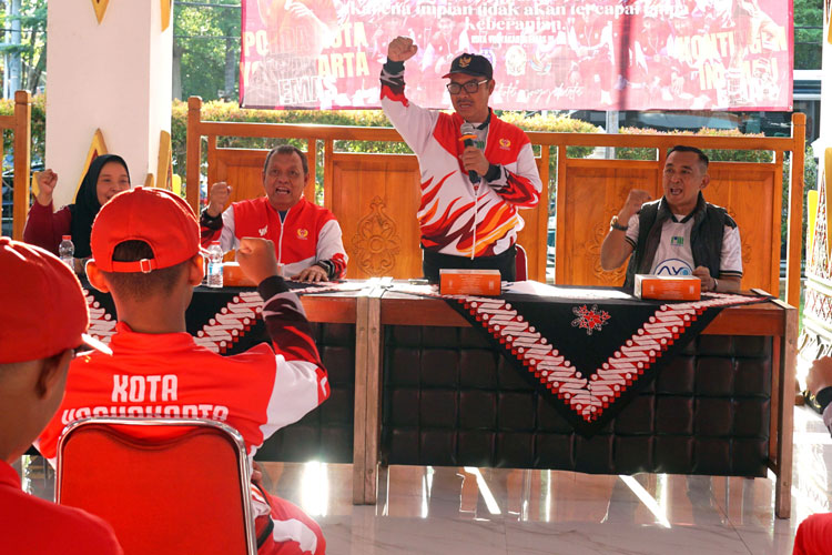 Wali Kota Hasto melepas Tim Sepak Bola dan Futsal Putra ke PORDA DIY 2025. (FOTO: Pemkot Yogyakarta)