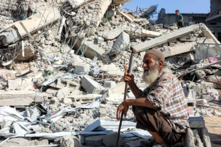Seorang pria duduk di dekat tumpukan puing di lokasi runtuhnya Menara Sussi, yang sebelumnya dihancurkan oleh pemboman Israel, di Kota Gaza pada hari Sabtu (6/9/2025).(FOTO: Arab News)