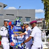 Tabur Bunga di TMP Dharma Loka Kupang, Peringati HUT ke-80 TNI AL dengan Khidmat