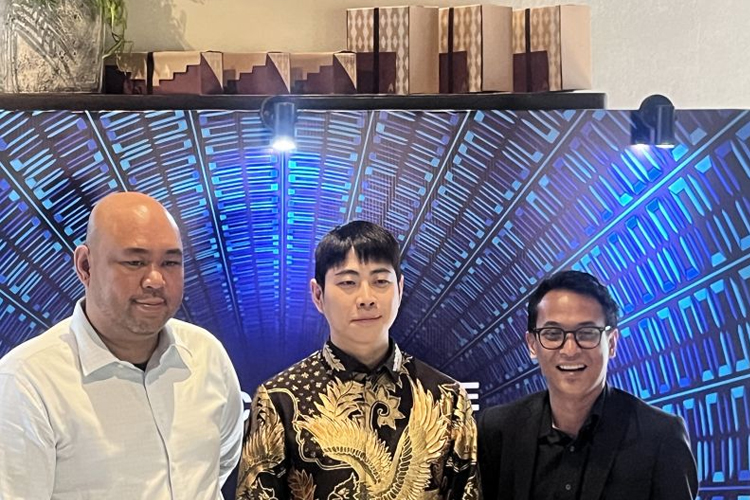 Presiden Direktur PT Edena Capital Nusantara Wook Lee (tengah) dan Direktur PT Edena Capital Nusantara Yayang Ruzaldy (kanan) pasca konferensi pers di Jakarta, Senin (8/9/2025). (Foto: Antara/M. Baqir Idrus Alatas)
