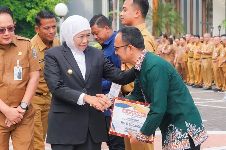 Gubernur Khofifah Serahkan Bantuan untuk ASN Terdampak Kebakaran Gedung Negara Grahadi