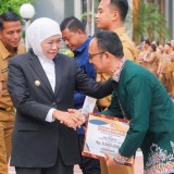 Gubernur Khofifah Serahkan Bantuan untuk ASN Terdampak Kebakaran Gedung Negara Grahadi