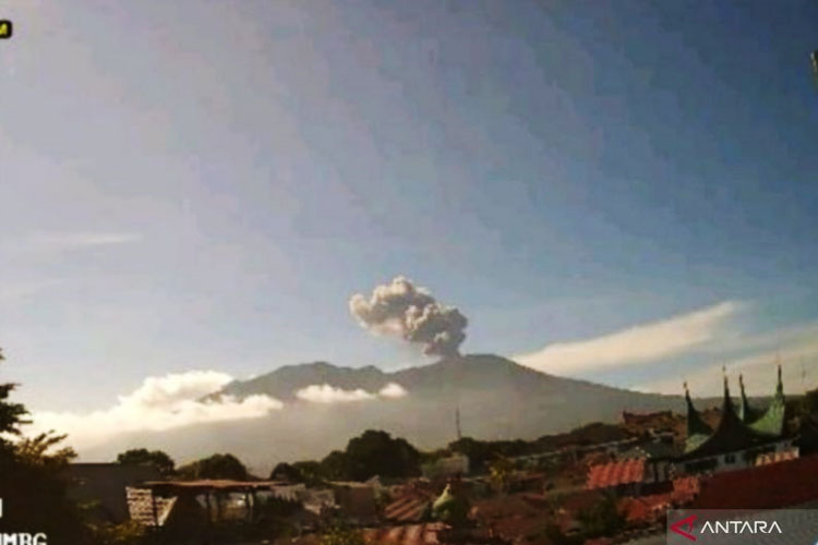 Gunung Marapi di Sumatera Barat meletus melontarkan abu vulkanik setinggi 1 kilometer ke udara dari kawah aktif, Senin (8/9/2025) pagi. (FOTO: Antara/HO-Badan Geologi)