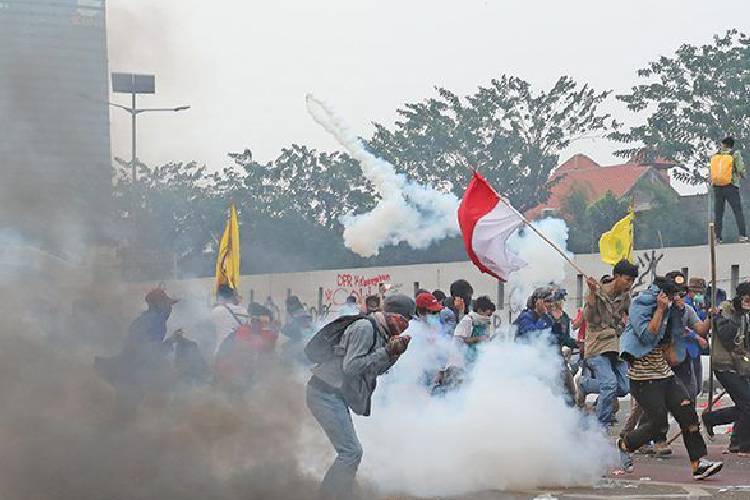 Dokter RSA UGM Ungkap Cara Aman Hadapi Paparan Gas Air Mata di Aksi Massa