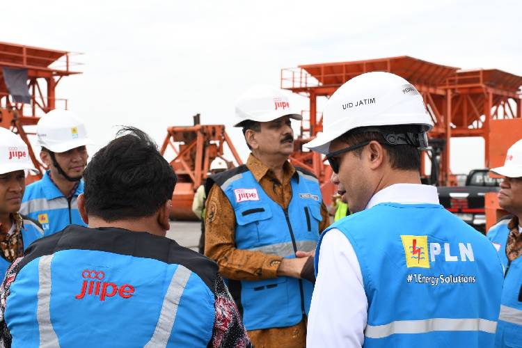 Peresmian penyalaan konsumen tengangan tinggi di Kawasan JIIPE Gresik. (Foto: Akmal/TIMES Indonesia)