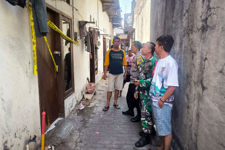 Kamar kos Alvi Maulana (24) dan pacarnya TAS (25) di Jalan Raya Lidah Wetan, Kelurahan Lidah Wetan, Lakarsantri, Surabaya (Dok. Satreskrim Polres Mojokerto)
