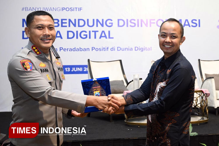 Kapolresta Banyuwangi, Kombes Pol Rama Samtama Putra, bersama Ketua Komisi Pengaduan dan Penegakan Etika Pers Dewan Pers, Muhammad Jazuli. (Foto : Dokumentasi TIMES Indonesia)