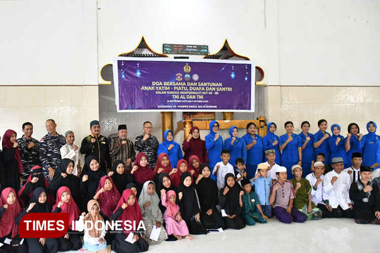Kodaeral VII Tebar KebaTebar Kebahagiaan di HUT ke-80 TNI AL, Kodaeral VII Santuni Anak Yatim dan Santri Kupanghagiaan Bersama Santri Pondok Pesantren di HUT ke-80 TNI AL