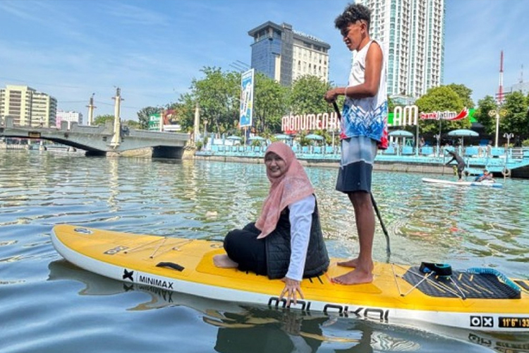 Olahraga Stand Up Paddle Berpotensi Jadi Ikon Wisata Baru Surabaya
