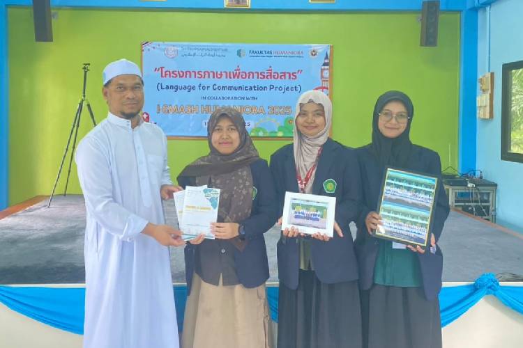 3 Mahasiswa UIN Malang saat memberikan kamus 4 bahasa kepada pihak sekolah di Thailand. (Istimewa)
