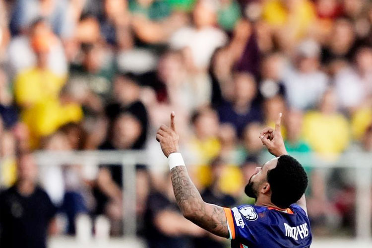 Belanda Libas Lithuania, Memphis Depay Ukir Sejarah